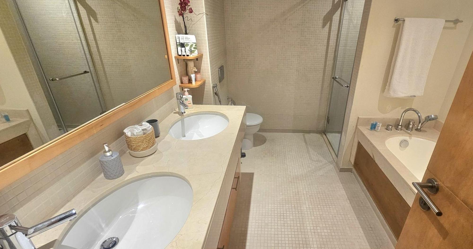 Luxurious Large 2br With Marina And Sea Views Appartamento